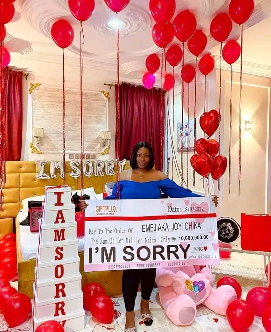 Just In: A Nigeria man shock people by apologising to his woman with a gift box worth 10 million naira in dollars. See pictures